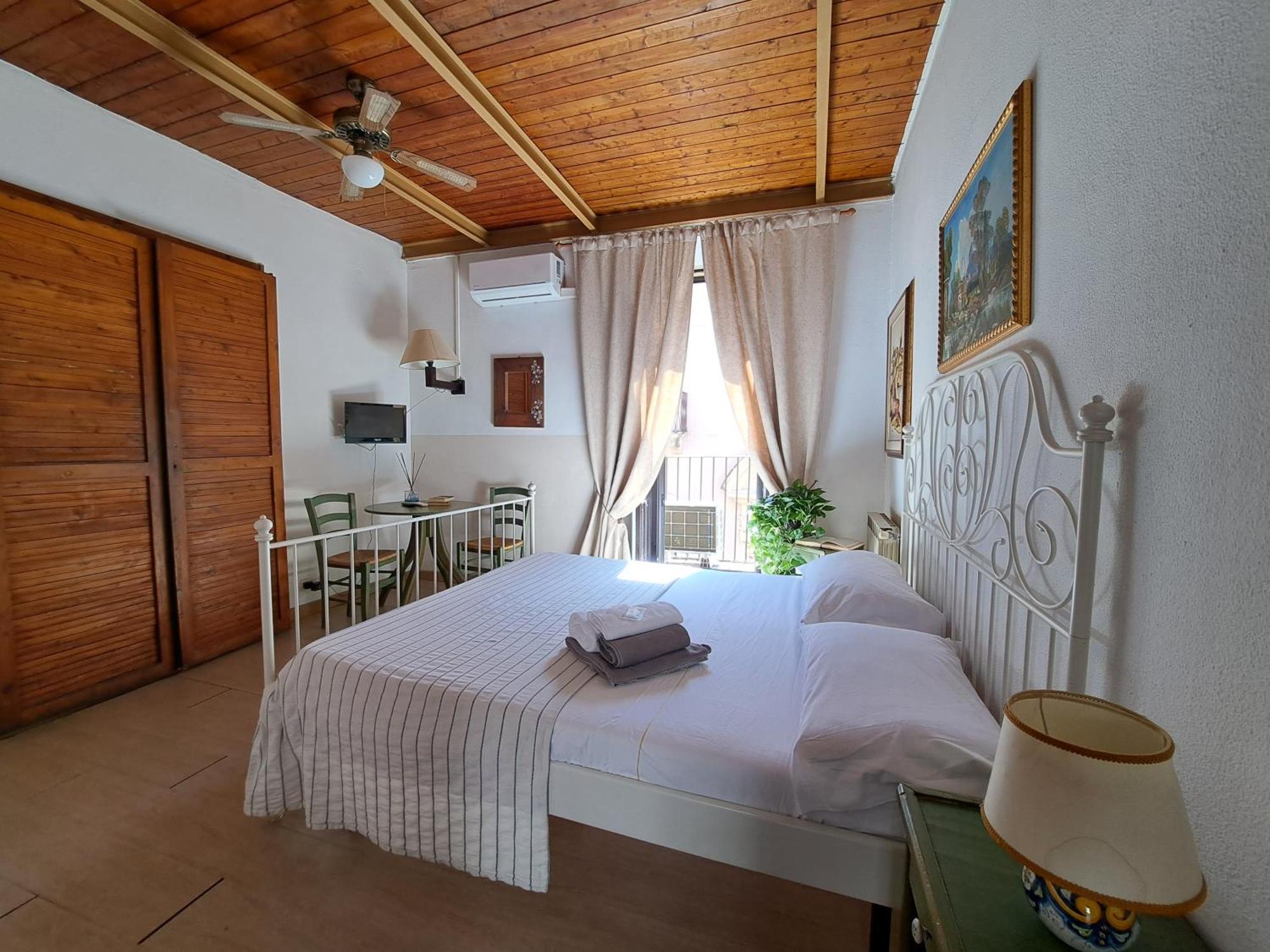I Vespri Bed & Breakfast Catania Bagian luar foto