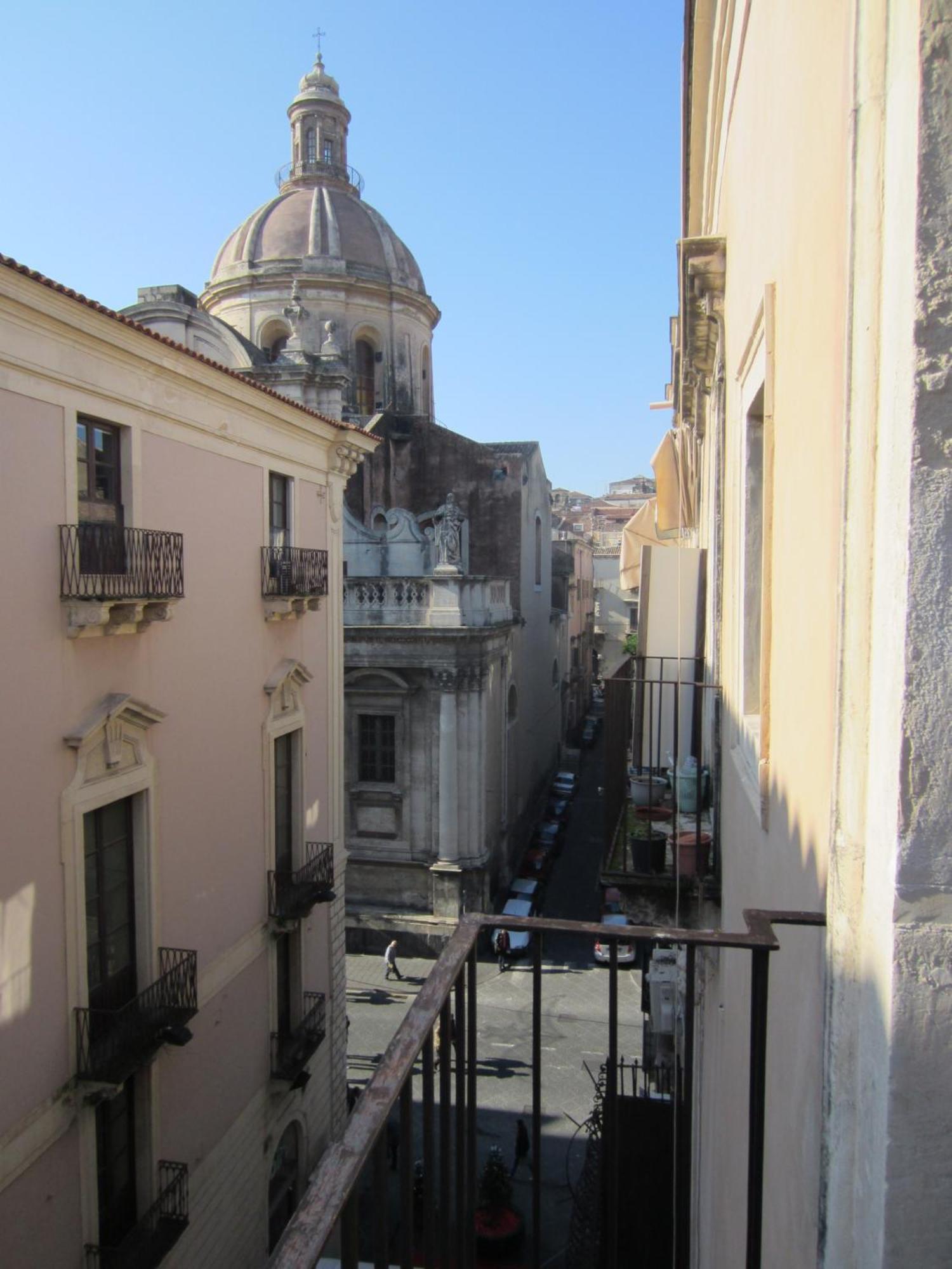 I Vespri Bed & Breakfast Catania Bagian luar foto