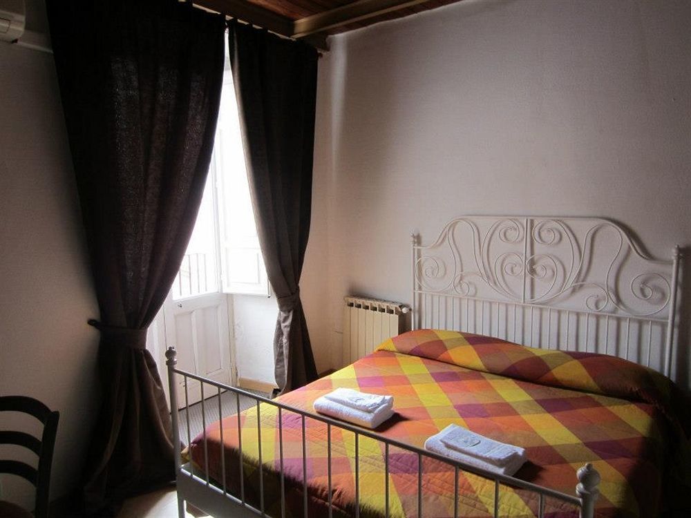 I Vespri Bed & Breakfast Catania Bagian luar foto