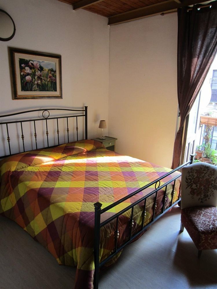 I Vespri Bed & Breakfast Catania Bagian luar foto