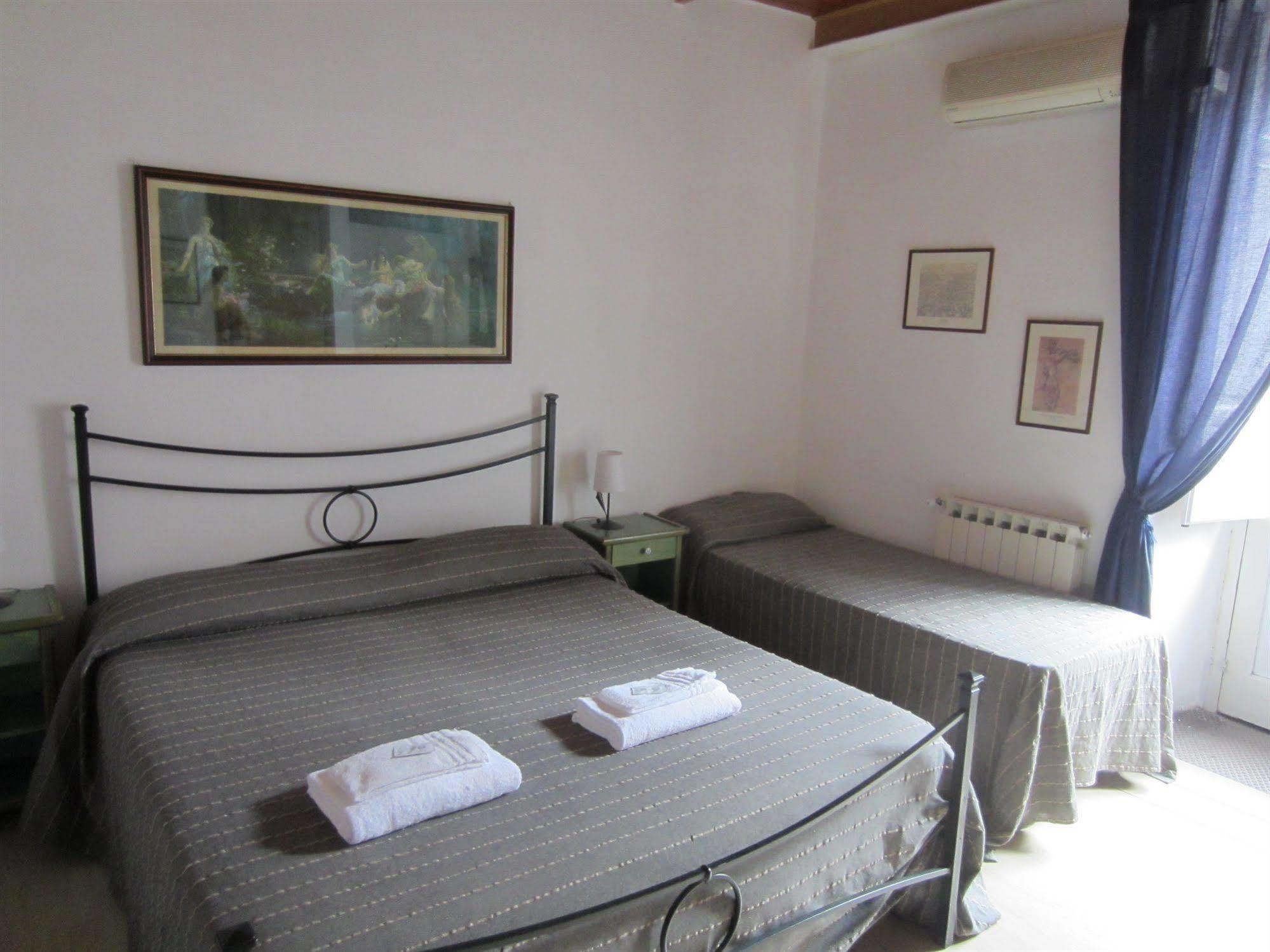 I Vespri Bed & Breakfast Catania Bagian luar foto
