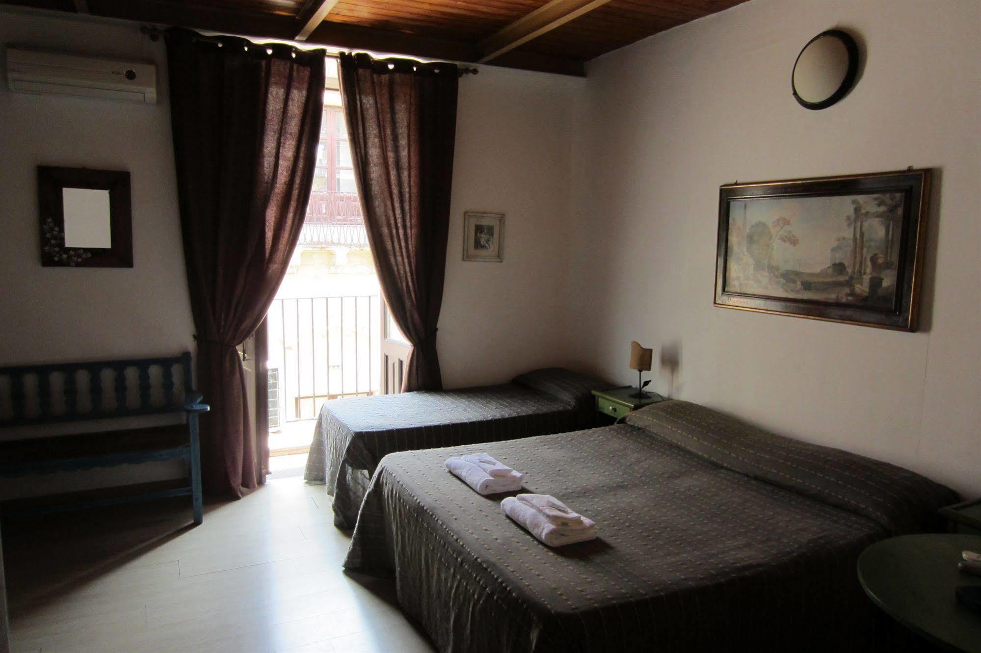 I Vespri Bed & Breakfast Catania Bagian luar foto