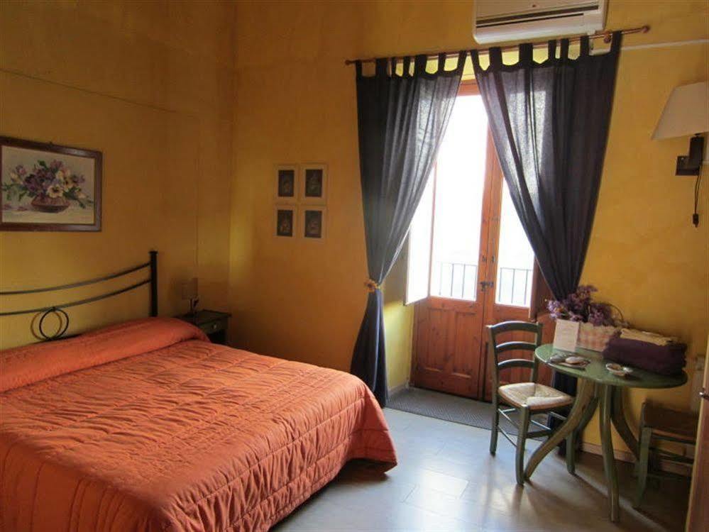 I Vespri Bed & Breakfast Catania Bagian luar foto